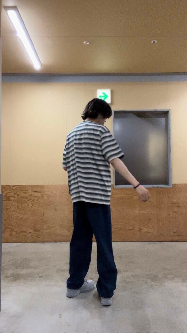 グリーン系のTシャツ/カットソー、ブルー系のデニムパンツ、ブルー系のデニムジャケットを着用したメンズの夏コーディネートの5枚目の写真