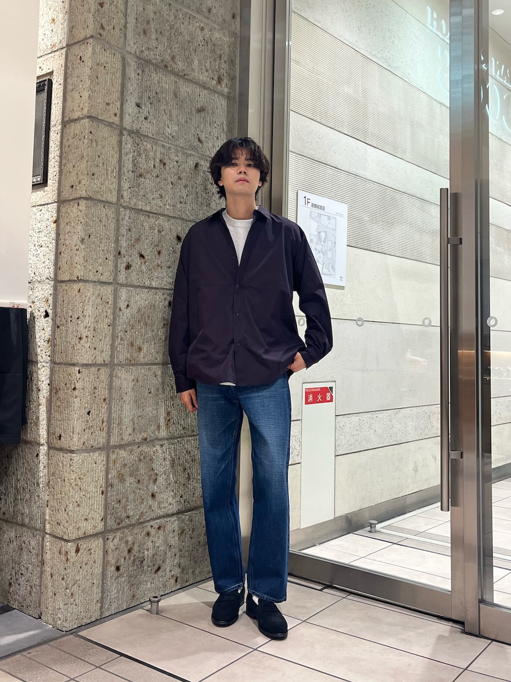 グレー系のTシャツ/カットソー、ブルー系のデニムパンツ、ブラック系のドレスシューズを着用したメンズの秋コーディネートの3枚目の写真