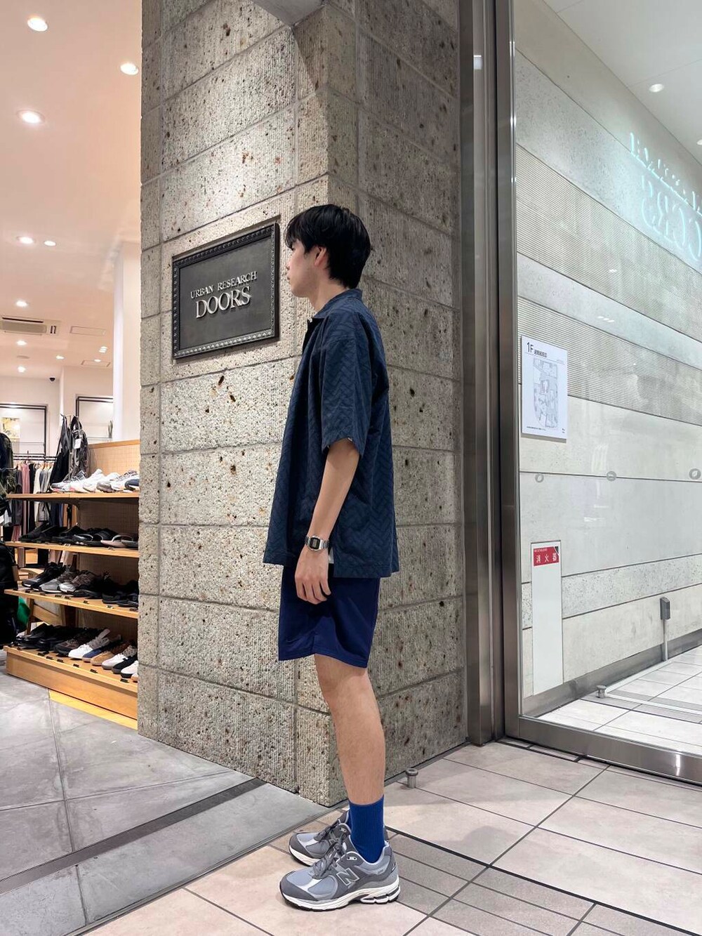 グレー系のスニーカー、ブルー系のシャツ/ブラウスを着用したメンズの夏コーディネートの2枚目の写真