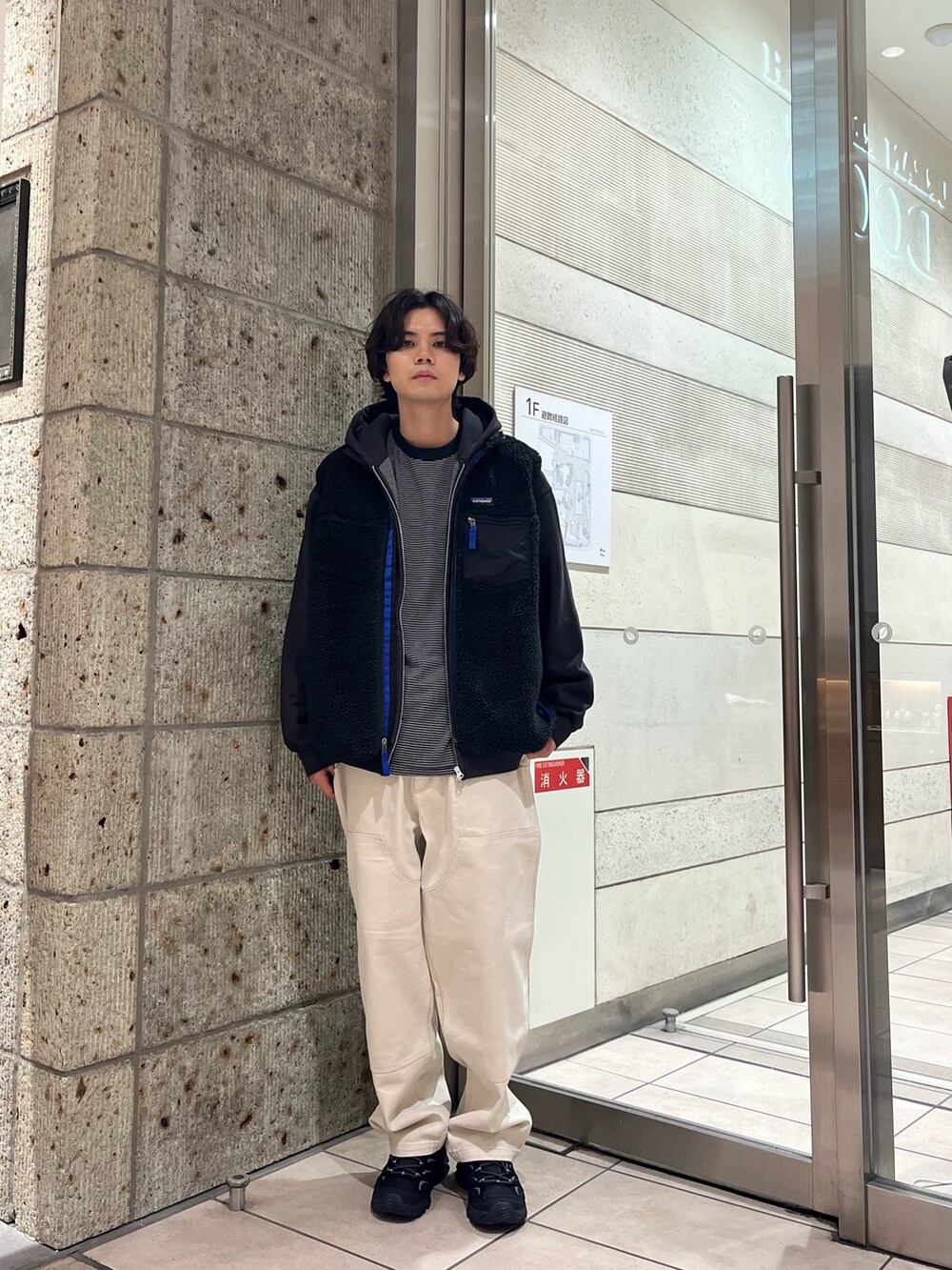 ブラック系のベスト、ブラック系のパーカー、ブラック系のTシャツ/カットソーを着用したメンズの秋コーディネートの2枚目の写真