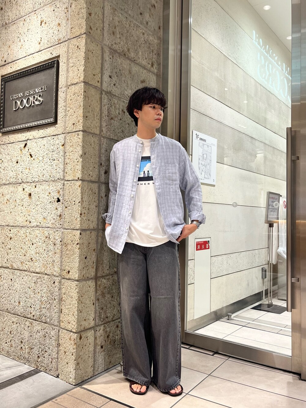 ホワイト系のTシャツ/カットソー、ブルー系のシャツ/ブラウス、グレー系のデニムパンツを着用したメンズの夏コーディネートの2枚目の写真