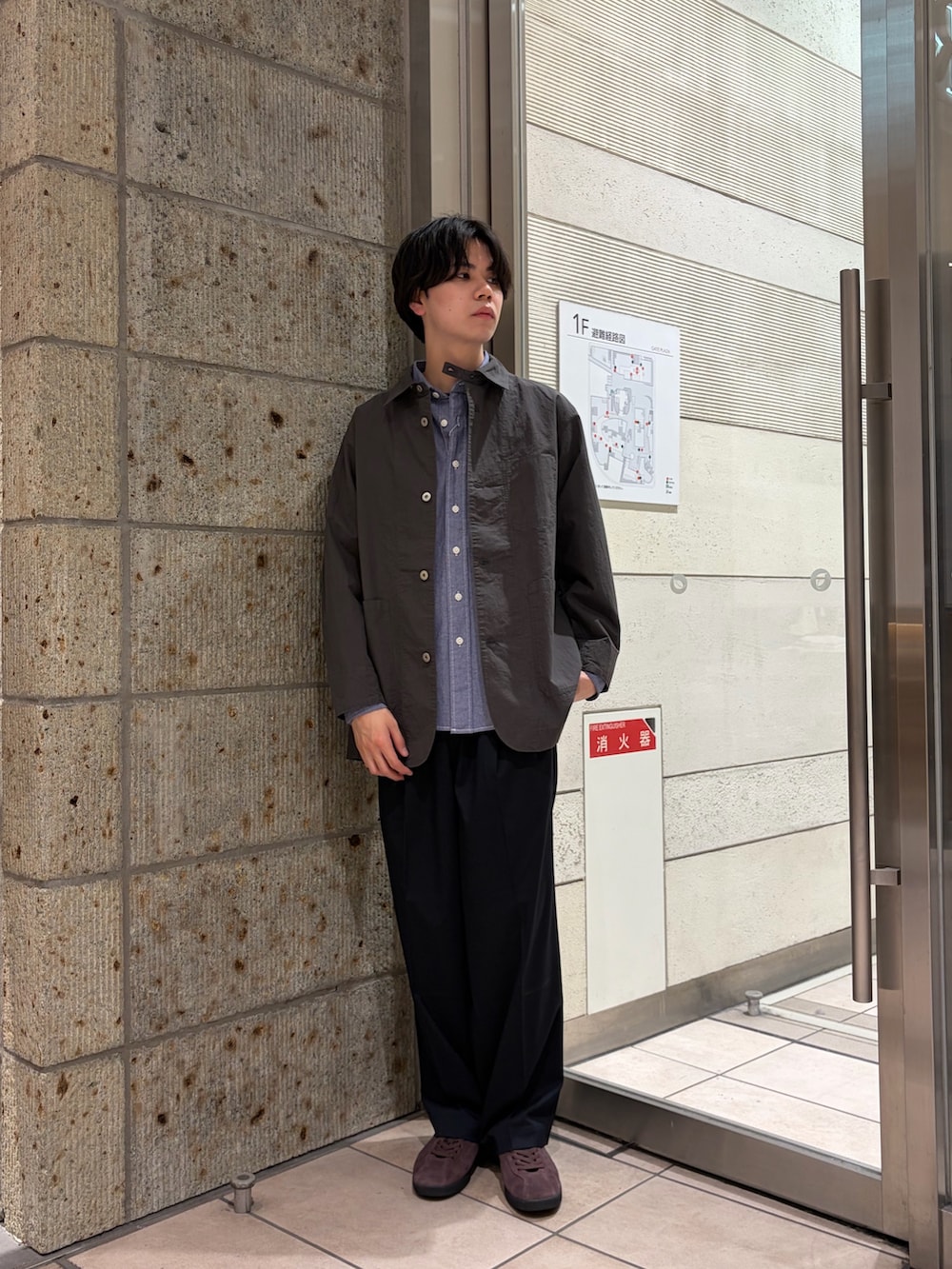 グレー系のカバーオール、ブルー系のシャツ/ブラウス、ブルー系のその他パンツを着用したメンズの春コーディネートの3枚目の写真