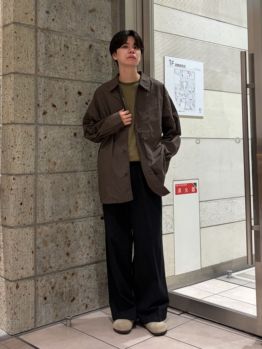 ブラウン系のシャツ/ブラウス、イエロー系のTシャツ/カットソー、ブラック系のその他パンツを着用したメンズの夏コーディネートの2枚目の写真