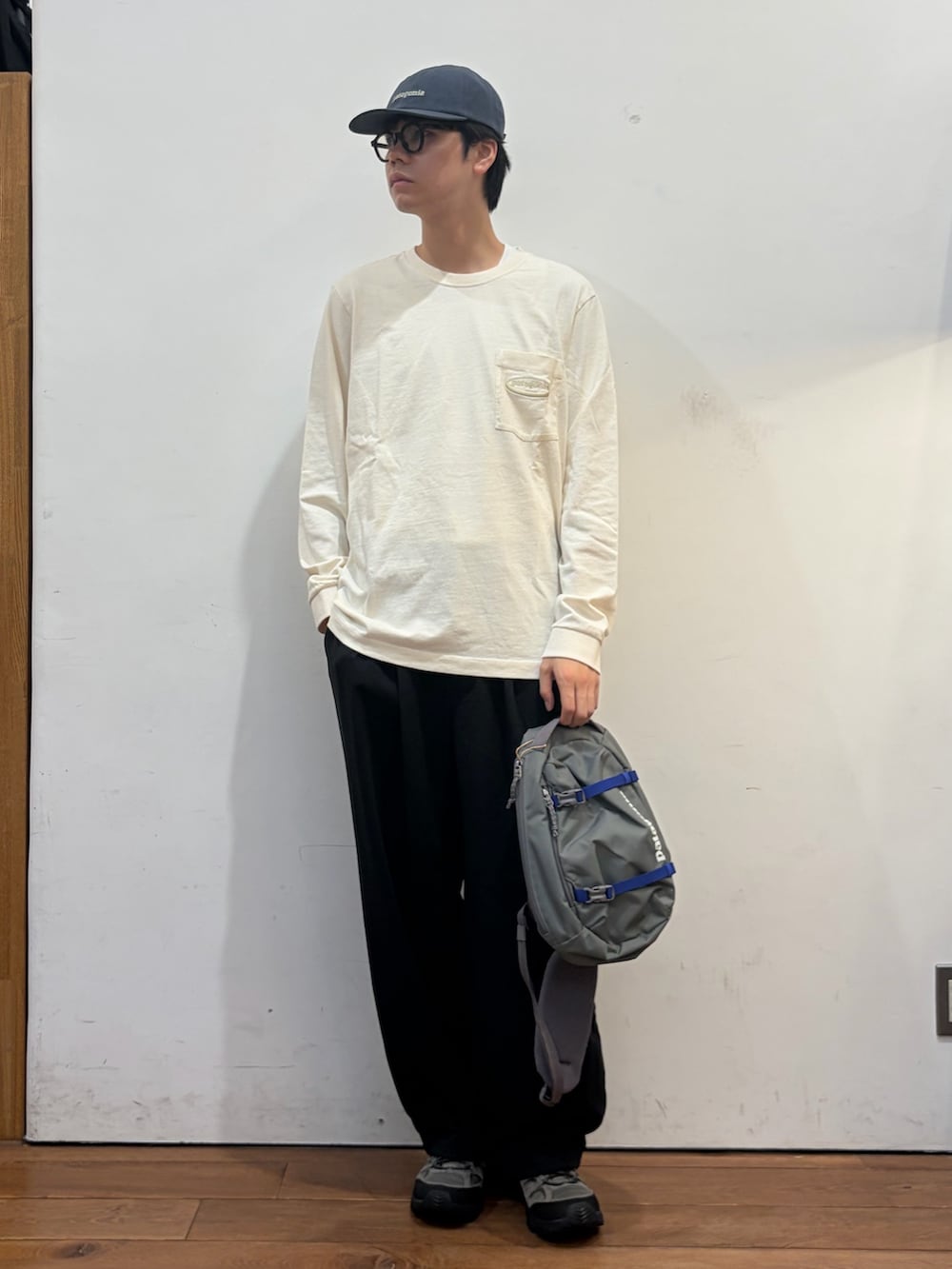 ホワイト系のTシャツ/カットソー、グレー系のショルダーバッグ、ブラック系のその他パンツを着用したメンズの秋コーディネートの2枚目の写真