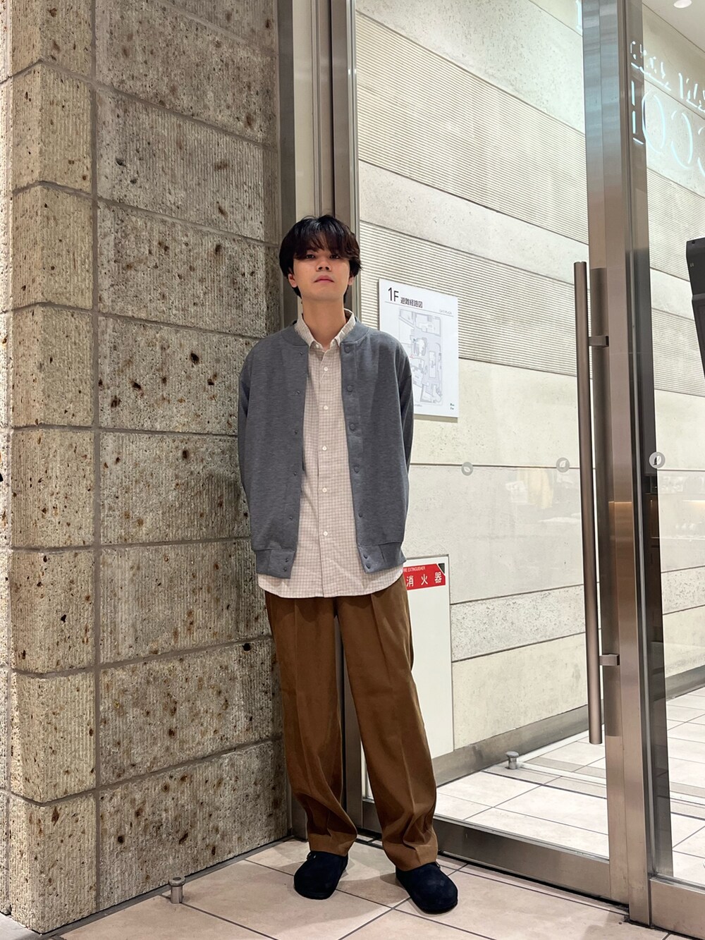 グレー系のカーディガン/ボレロ、ホワイト系のシャツ/ブラウス、ベージュ系のその他パンツを着用したメンズの秋コーディネートの2枚目の写真