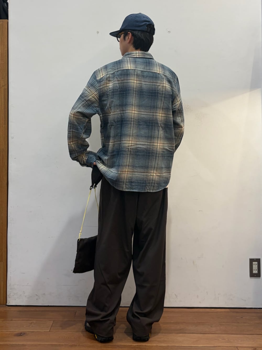 ブルー系のシャツ/ブラウス、ブラウン系のショルダーバッグ、ホワイト系のTシャツ/カットソーを着用したメンズの秋コーディネートの4枚目の写真