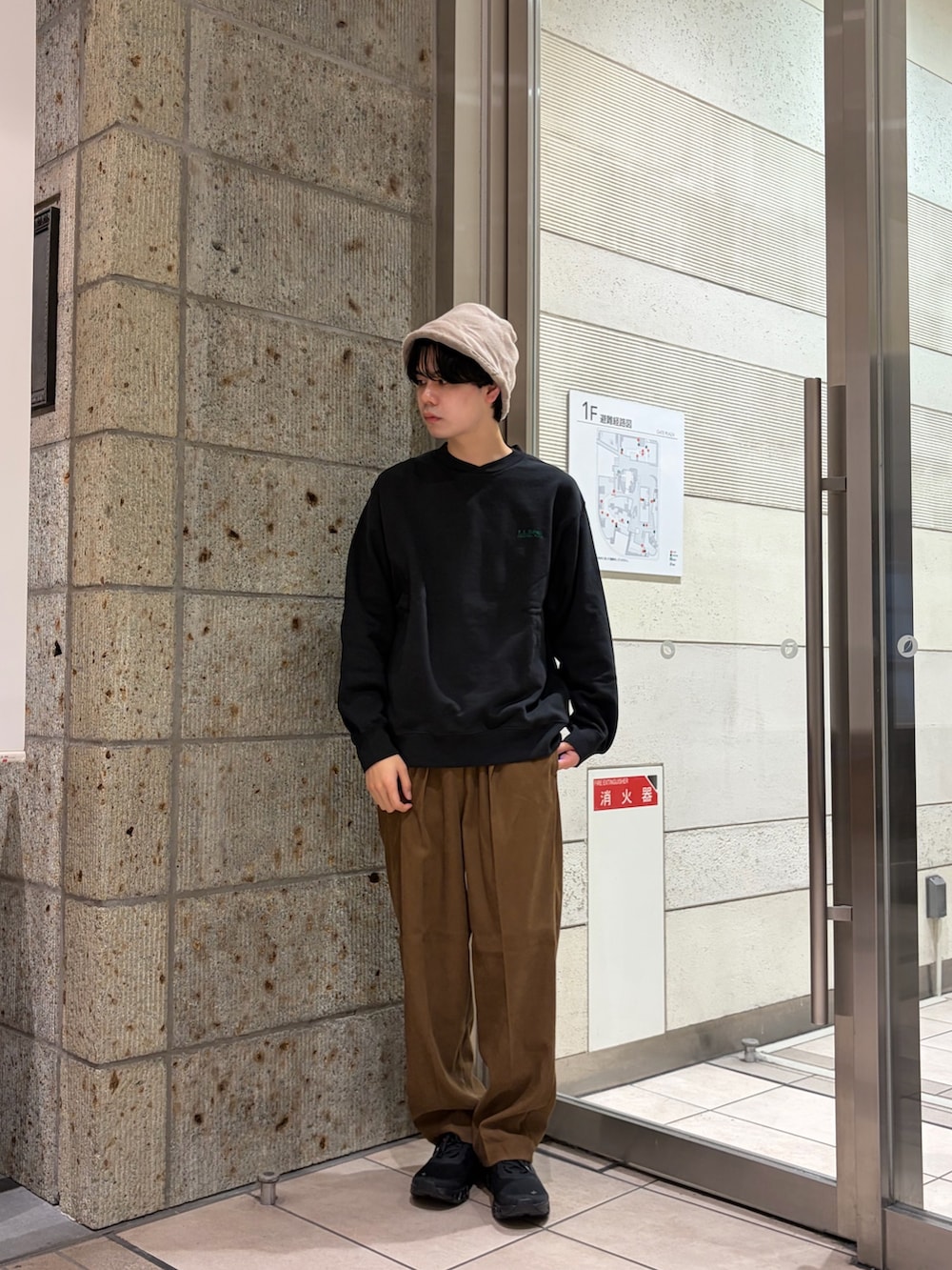 ブラック系のスウェット、ベージュ系のその他パンツ、ブラック系のスニーカーを着用したメンズの冬コーディネートの3枚目の写真