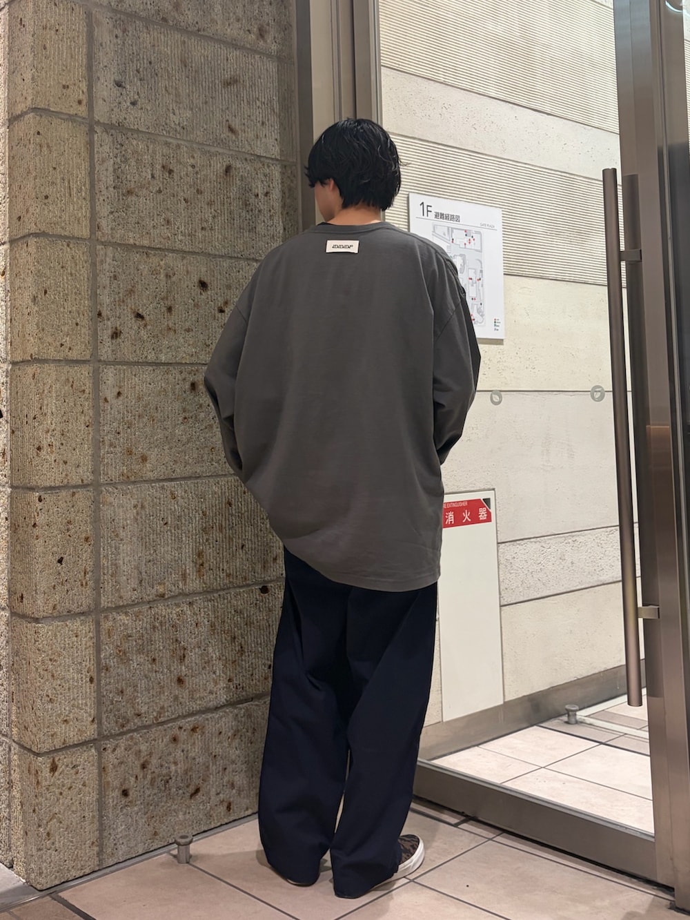 グレー系のTシャツ/カットソー、ブルー系のその他パンツ、ブラウン系のスニーカーを着用したメンズの冬コーディネートの4枚目の写真