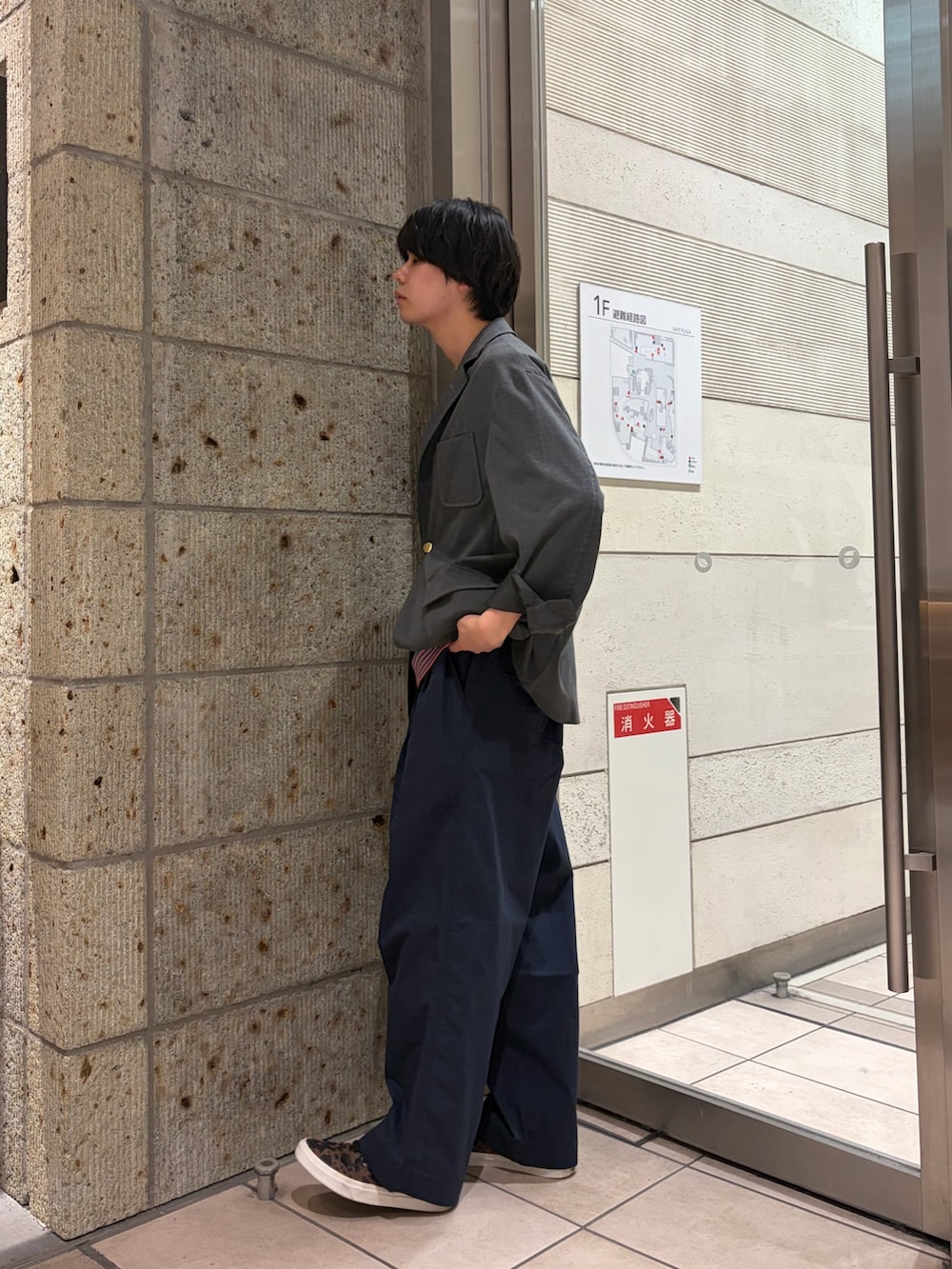 グレー系のその他アウター、グリーン系のTシャツ/カットソー、ブラウン系のスニーカーを着用したメンズの春コーディネートの4枚目の写真