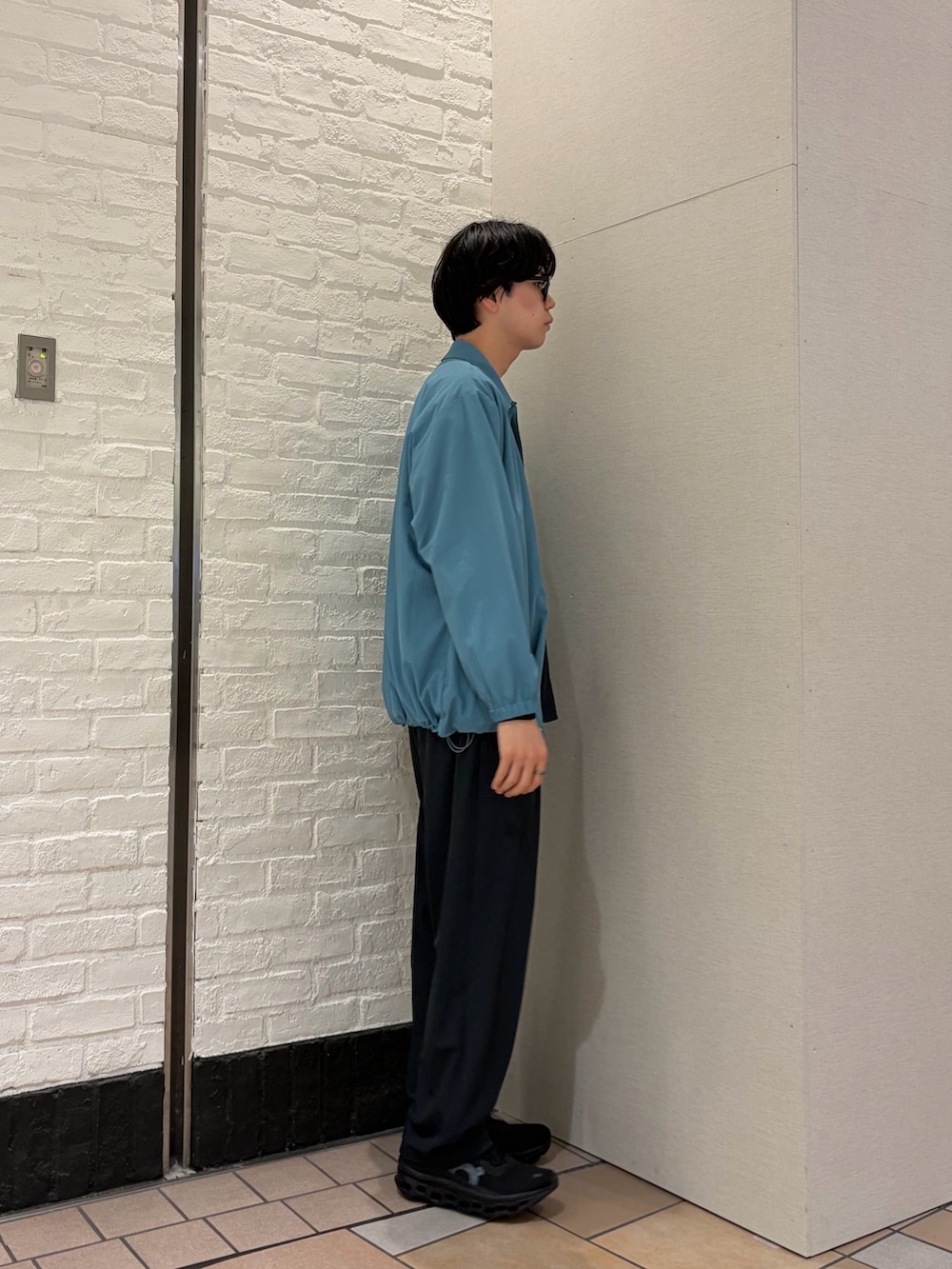 グレー系のTシャツ/カットソー、グリーン系のカーディガン/ボレロ、グレー系のその他パンツを着用したメンズの春コーディネートの6枚目の写真