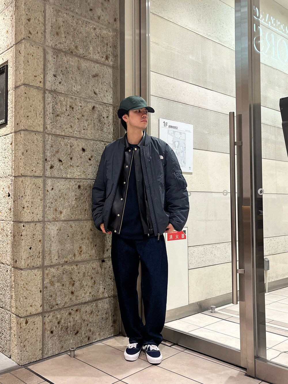 グレー系のその他アウター、ブルー系のTシャツ/カットソー、ブラック系のその他アウターを着用したメンズの秋コーディネートの2枚目の写真