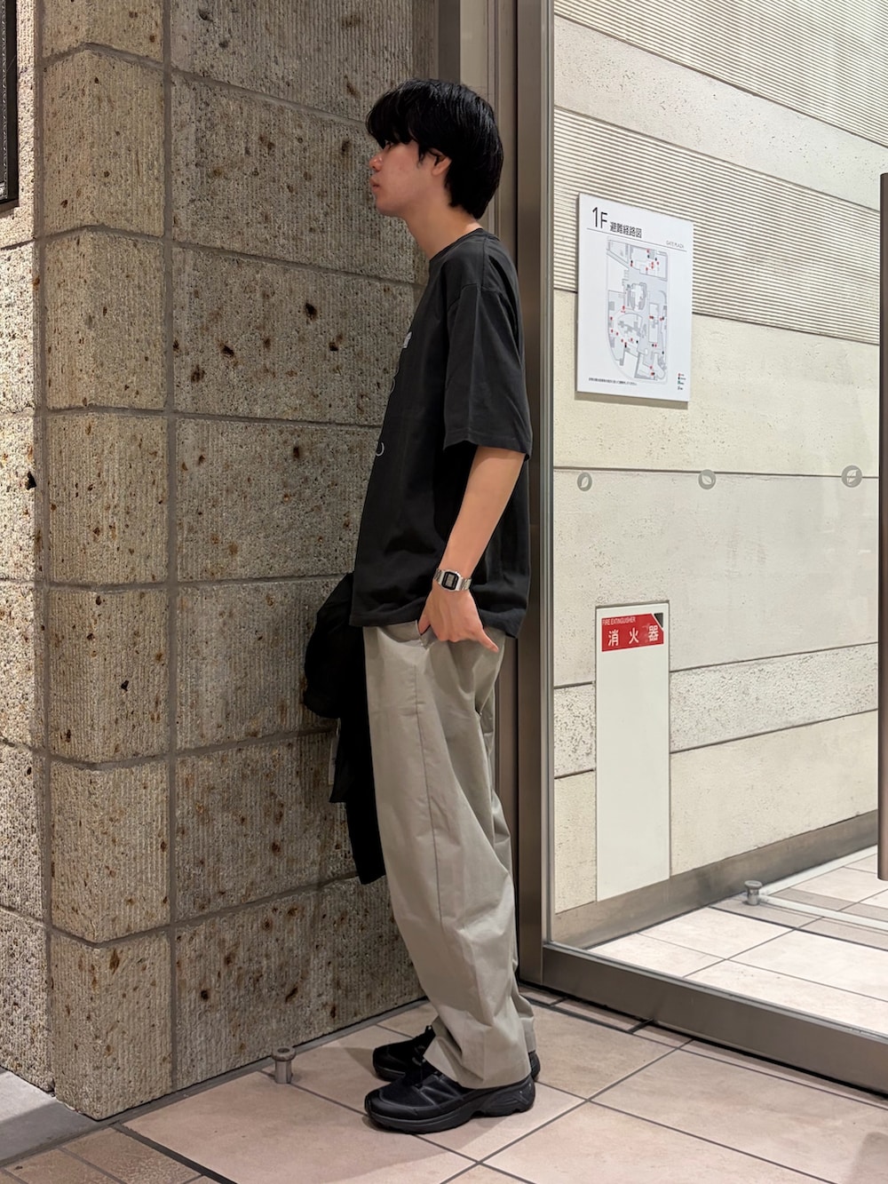 グレー系のTシャツ/カットソー、ブラック系のシャツ/ブラウス、グレー系のその他パンツを着用したメンズの夏コーディネートの3枚目の写真