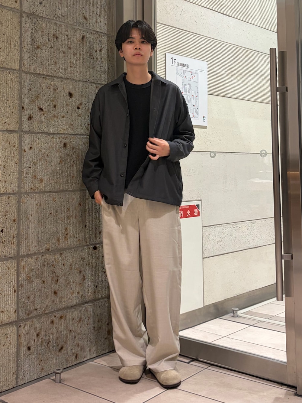 ブラック系のTシャツ/カットソー、ベージュ系のその他パンツ、グレー系のその他アウターを着用したメンズの夏コーディネートの3枚目の写真