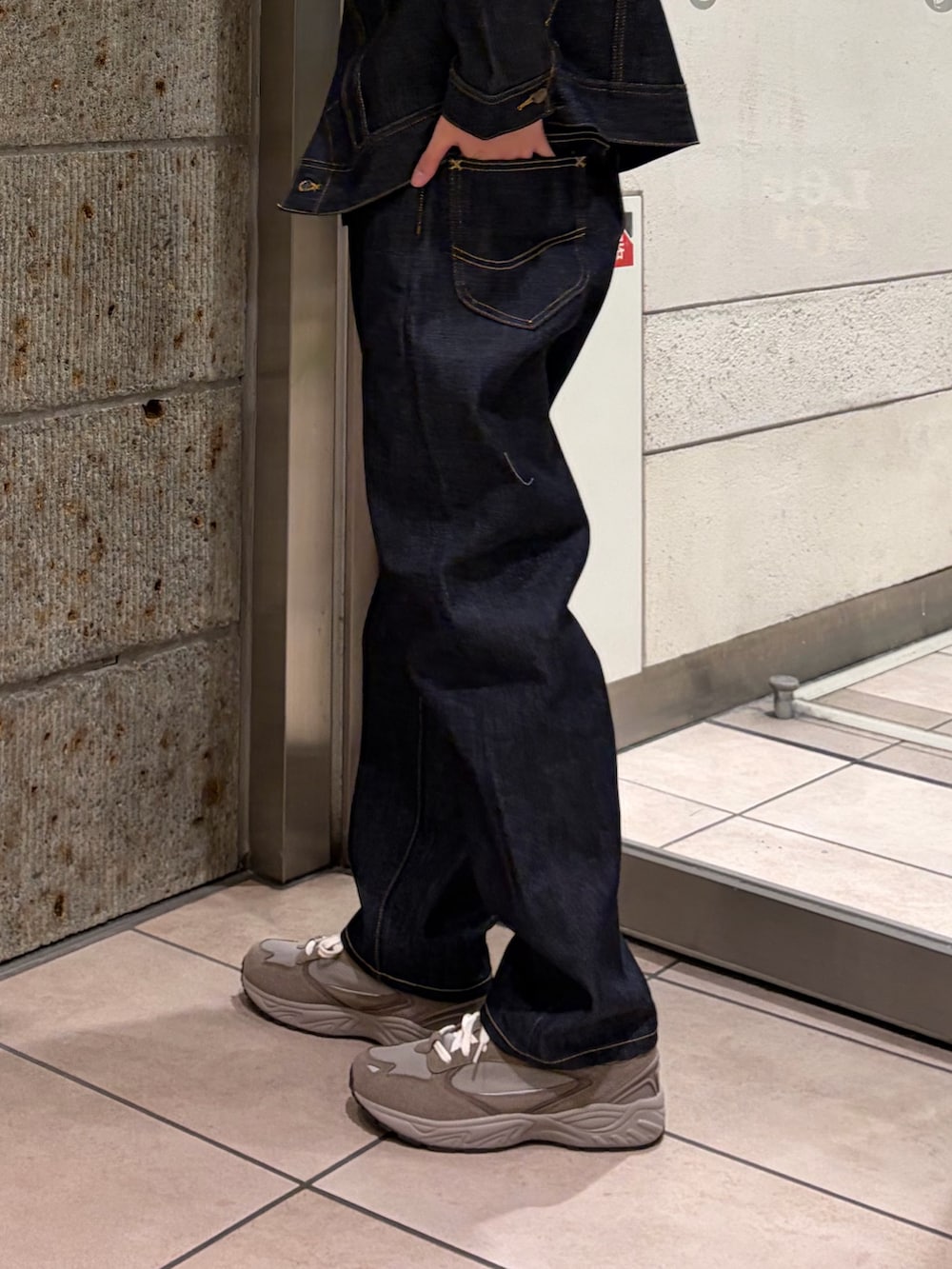 ブルー系のデニムパンツ、ブルー系のデニムジャケット、グレー系のTシャツ/カットソーを着用したメンズの冬コーディネートの5枚目の写真