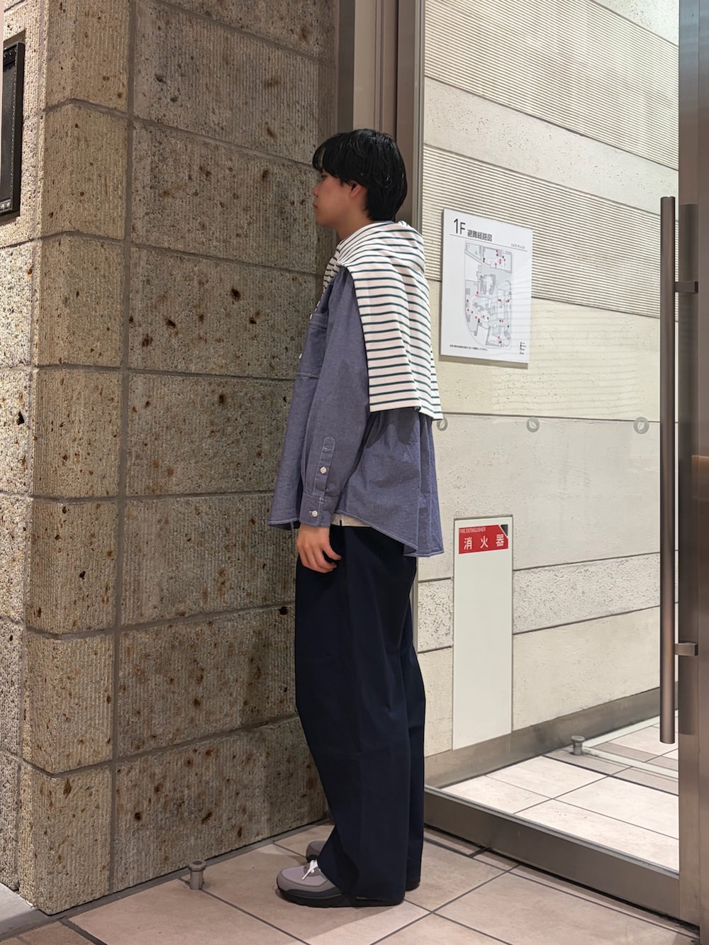 ブルー系のシャツ/ブラウス、ブルー系のTシャツ/カットソー、ブルー系のその他パンツを着用したメンズの春コーディネートの2枚目の写真