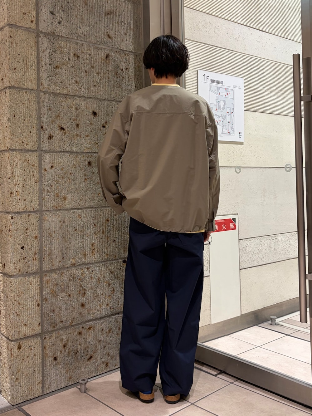 ブルー系のその他パンツ、イエロー系のTシャツ/カットソー、グリーン系のノーカラージャケットを着用したメンズの春コーディネートの4枚目の写真