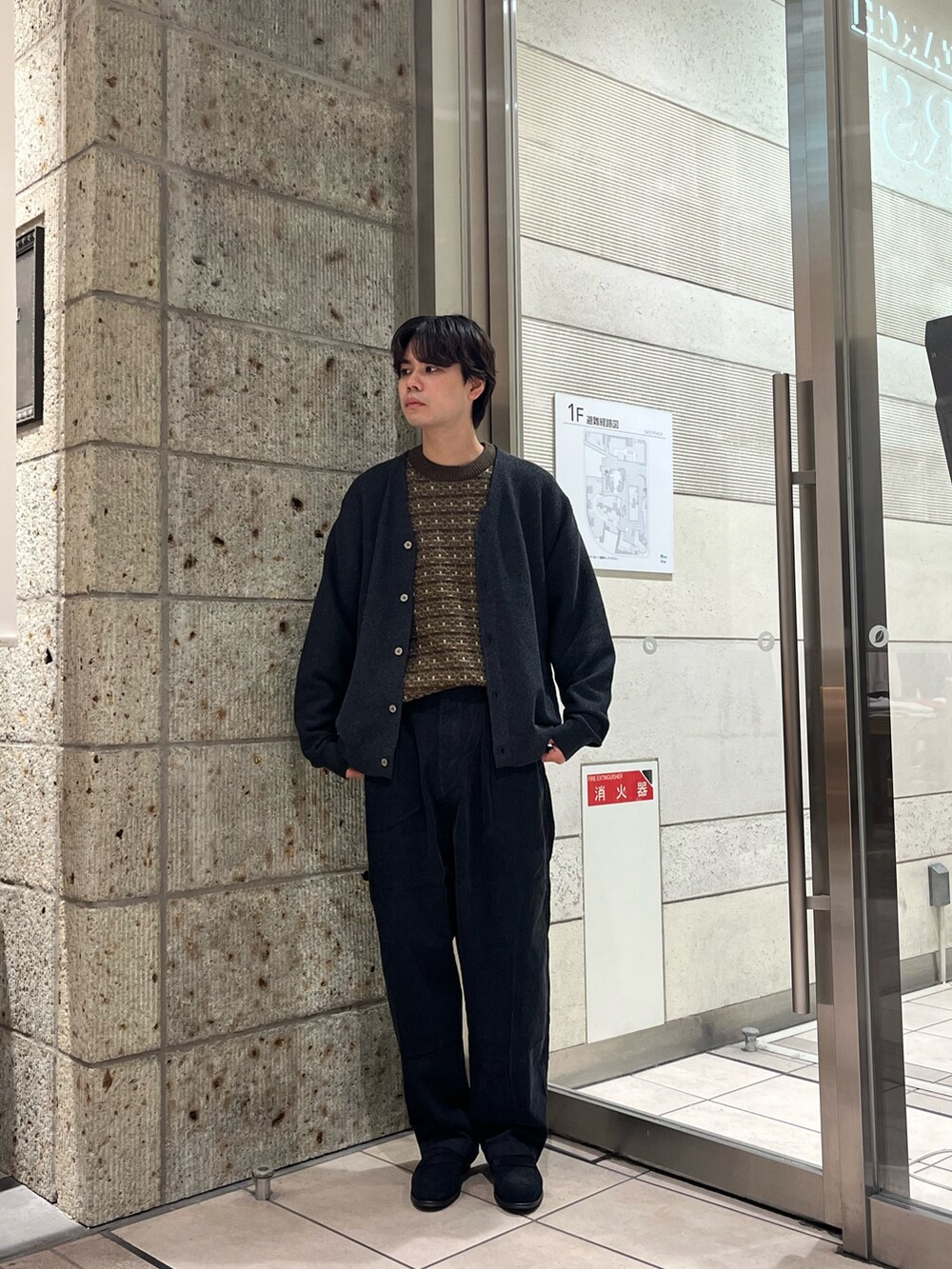 グレー系のカーディガン/ボレロ、ブラウン系のニット/セーター、グレー系のその他パンツを着用したメンズの秋コーディネートの3枚目の写真