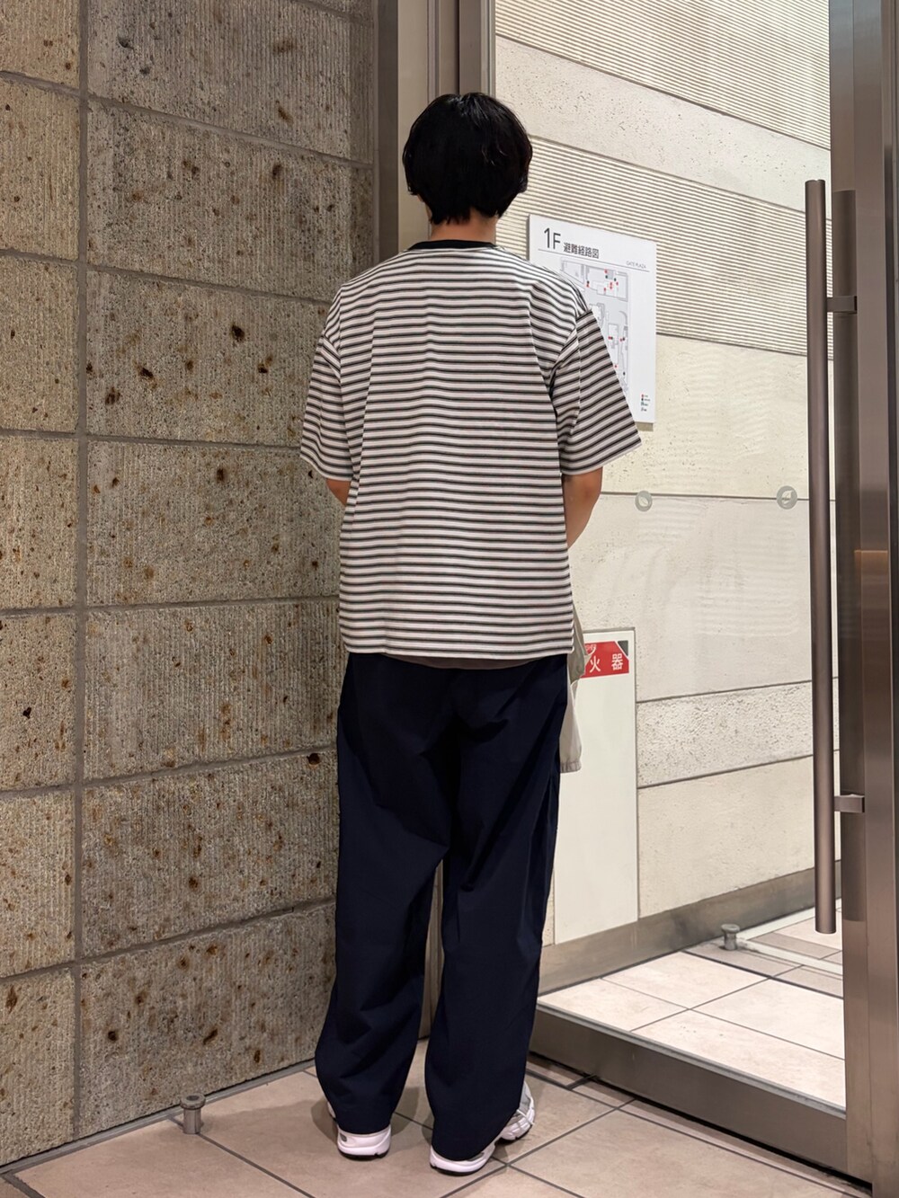 ホワイト系のTシャツ/カットソー、ホワイト系のその他アウター、ブルー系のその他パンツを着用したメンズの春コーディネートの7枚目の写真