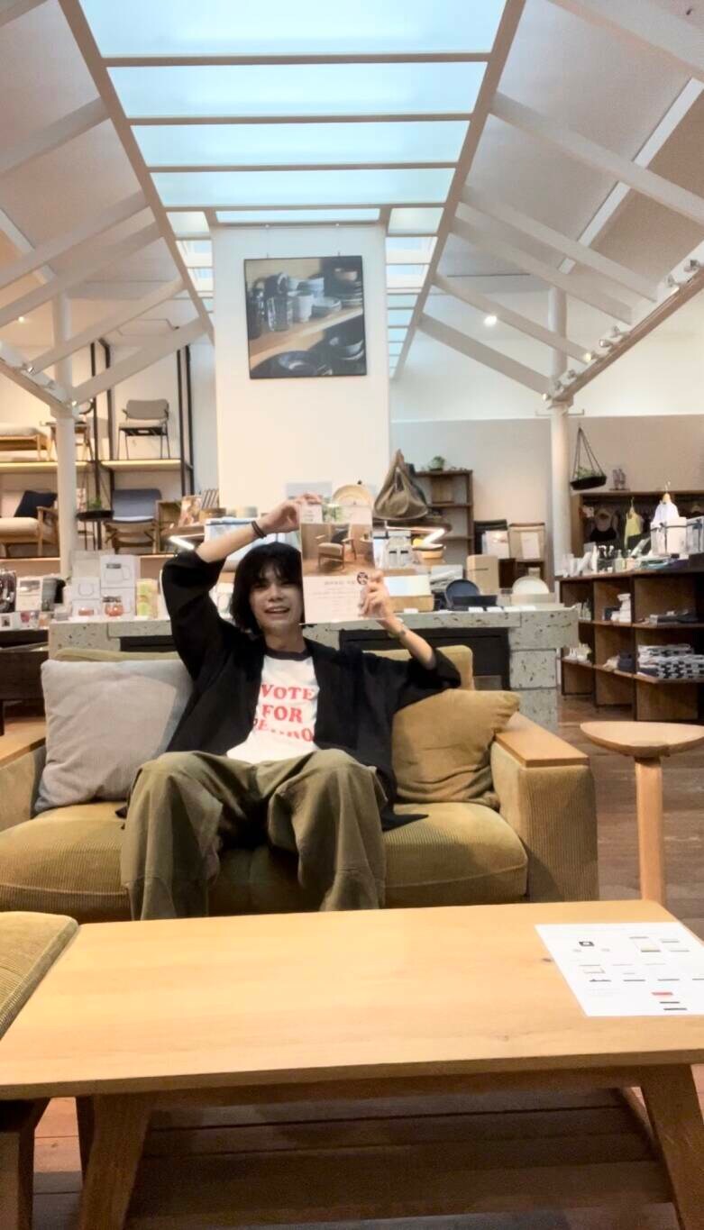 グリーン系の家具を着用したメンズの夏コーディネートの2枚目の写真