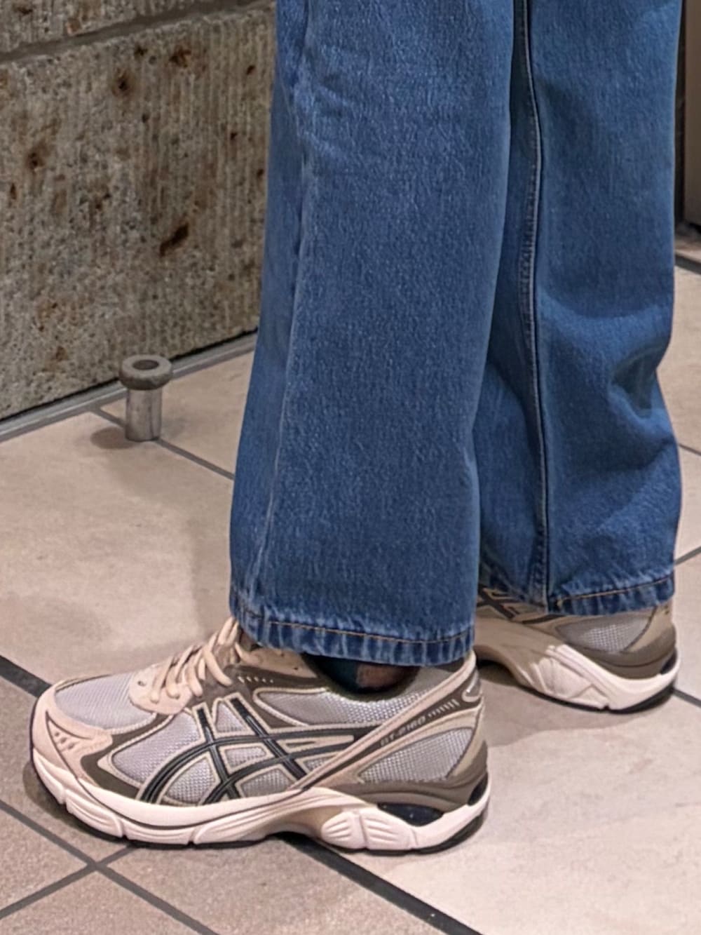 ホワイト系のカバーオール、グレー系のニット/セーター、グレー系のスニーカーを着用したメンズの冬コーディネートの4枚目の写真