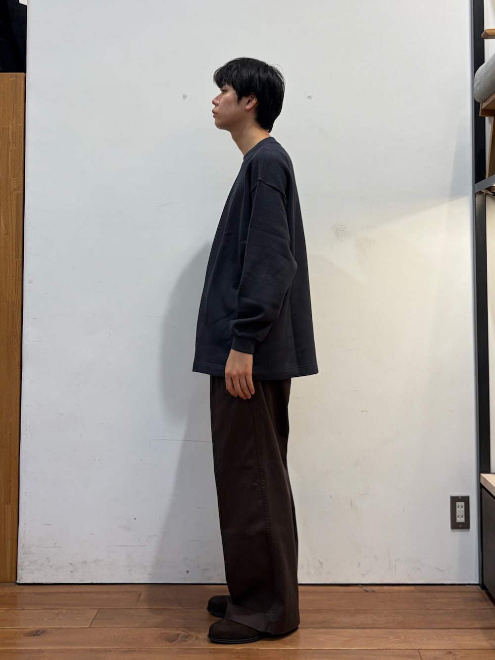 ブラック系のTシャツ/カットソー、ブラウン系のその他パンツ、ブラウン系のドレスシューズを着用したメンズの秋コーディネートの3枚目の写真