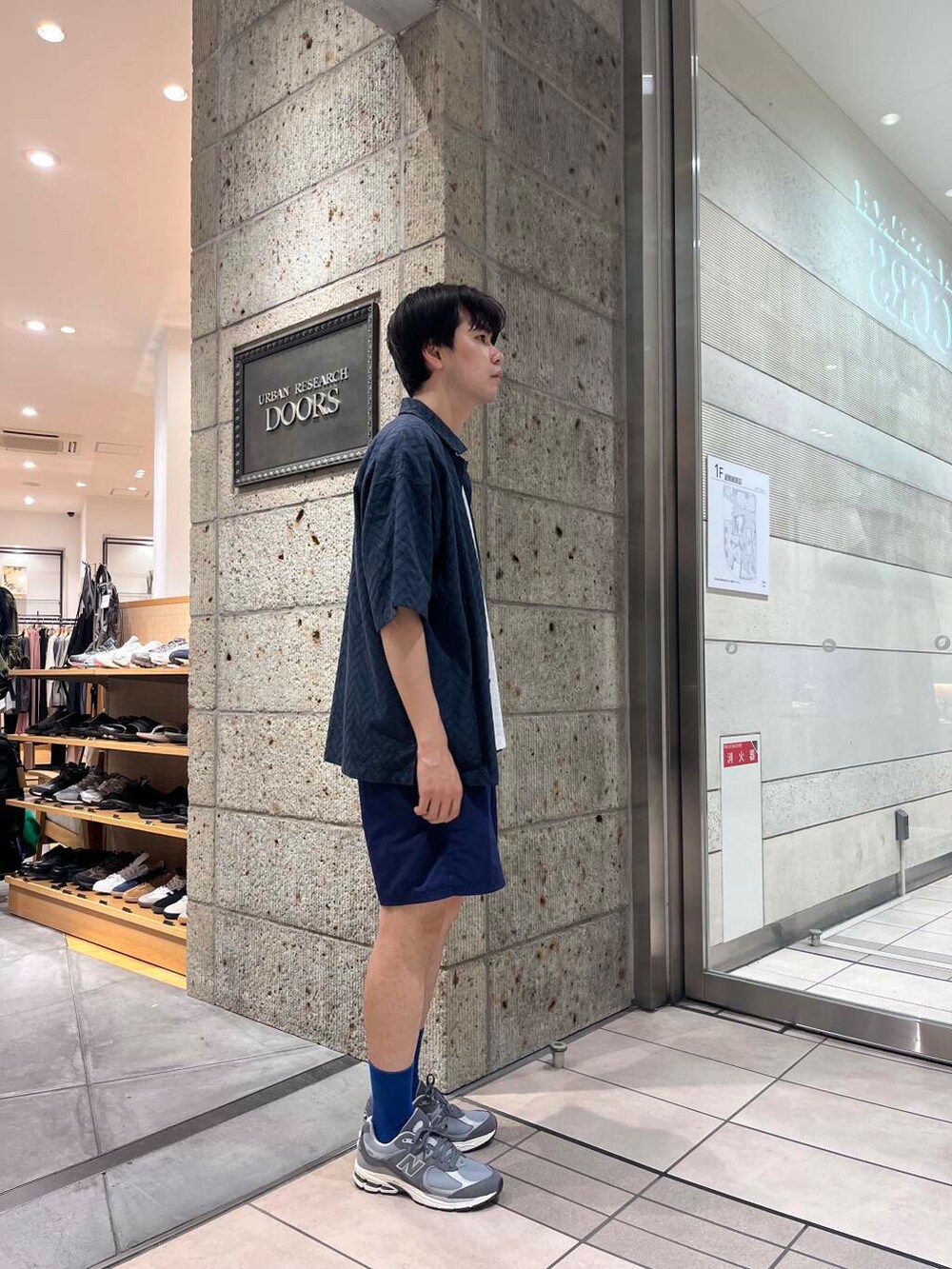 グレー系のスニーカー、ブルー系のシャツ/ブラウスを着用したメンズの夏コーディネートの4枚目の写真