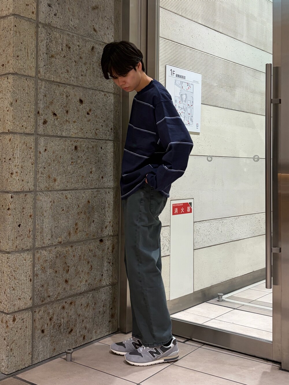 ブルー系のTシャツ/カットソー、ブルー系のデニムパンツ、グレー系のスニーカーを着用したメンズの夏コーディネートの2枚目の写真