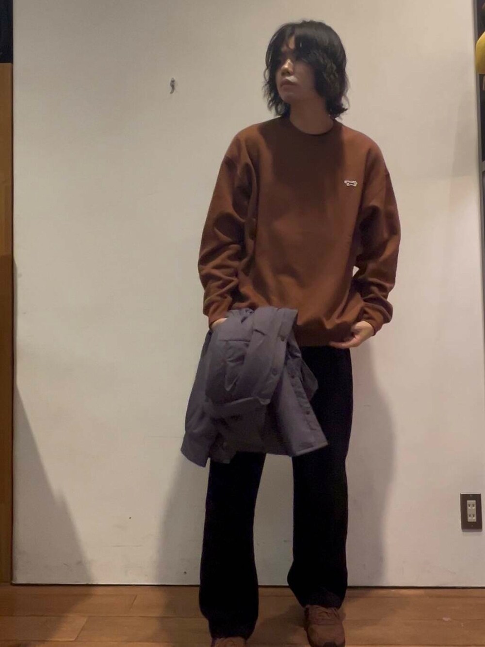 ブラック系のその他パンツ、オレンジ系のスウェット、グレー系のダウンジャケット/コートを着用したメンズの秋コーディネートの2枚目の写真