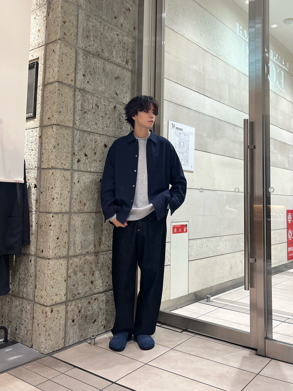 ブルー系のサンダル、グレー系のスウェット、グリーン系のその他アウターを着用したメンズの秋コーディネートの4枚目の写真