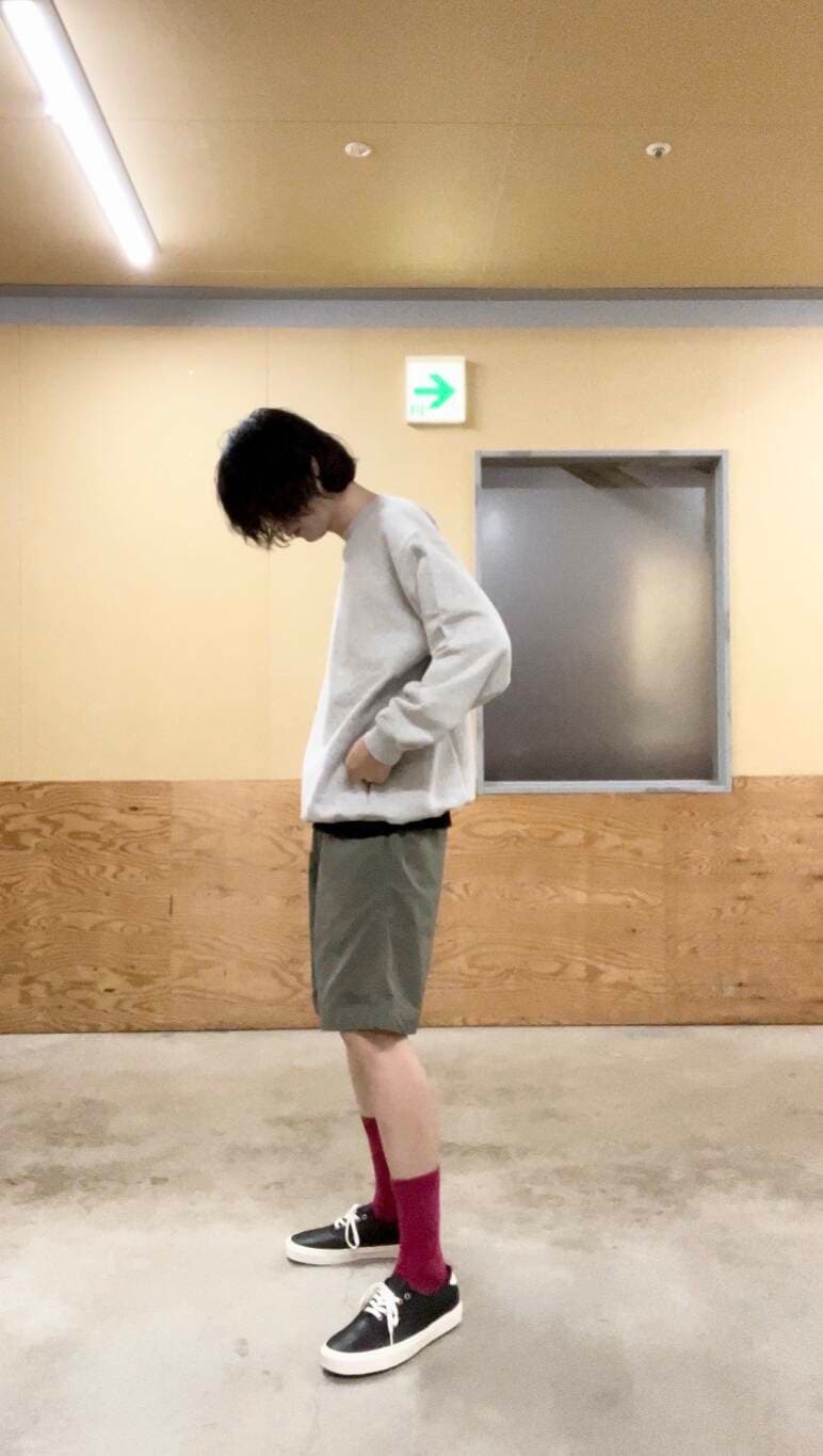 ブラック系のタンクトップ、ブラック系のスニーカー、グレー系のスウェットを着用したメンズの夏コーディネートの2枚目の写真