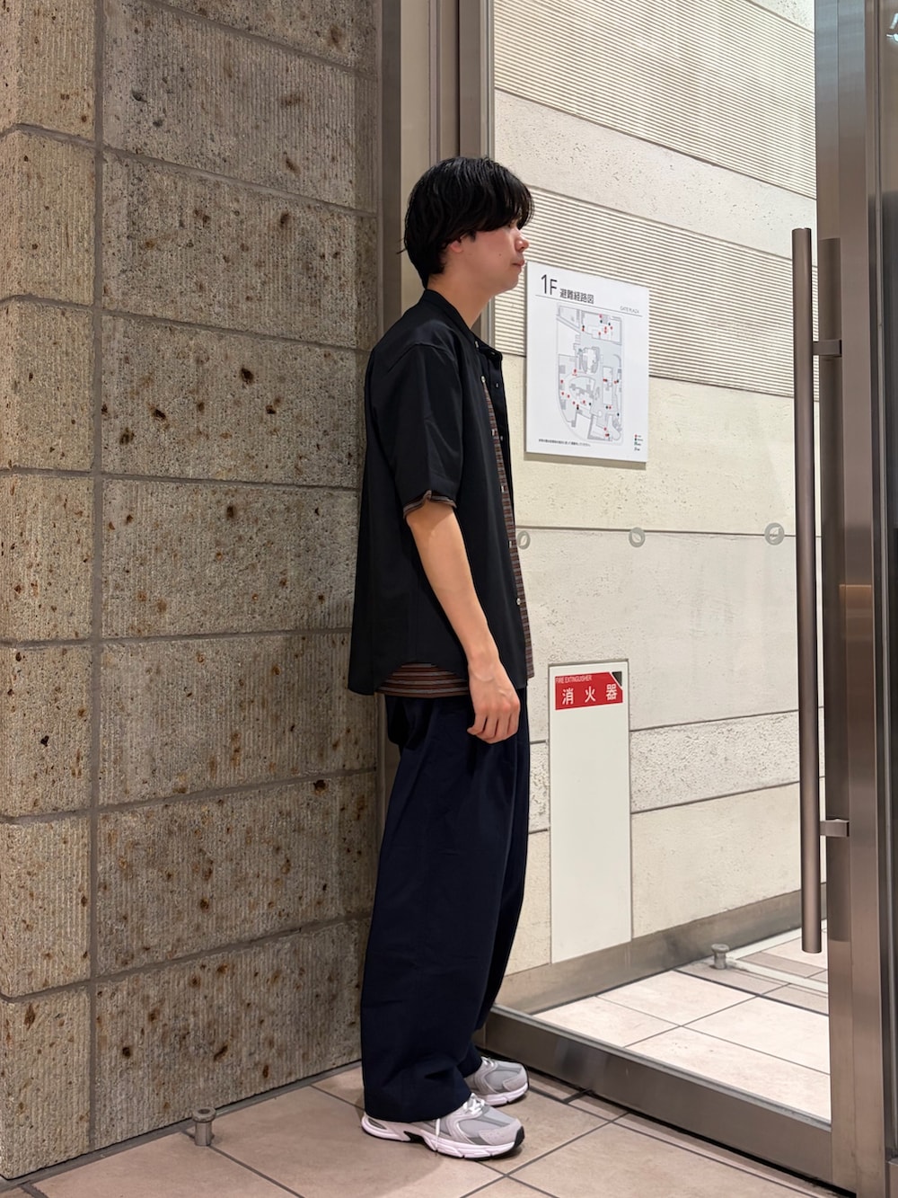 ブルー系のシャツ/ブラウス、ブラウン系のTシャツ/カットソー、ブルー系のその他パンツを着用したメンズの春コーディネートの5枚目の写真