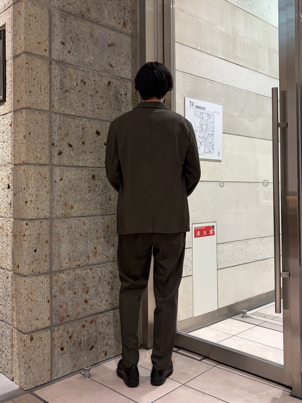 ブラウン系のその他アウター、グレー系のシャツ/ブラウス、ブラウン系のスーツパンツを着用したメンズの春コーディネートの4枚目の写真