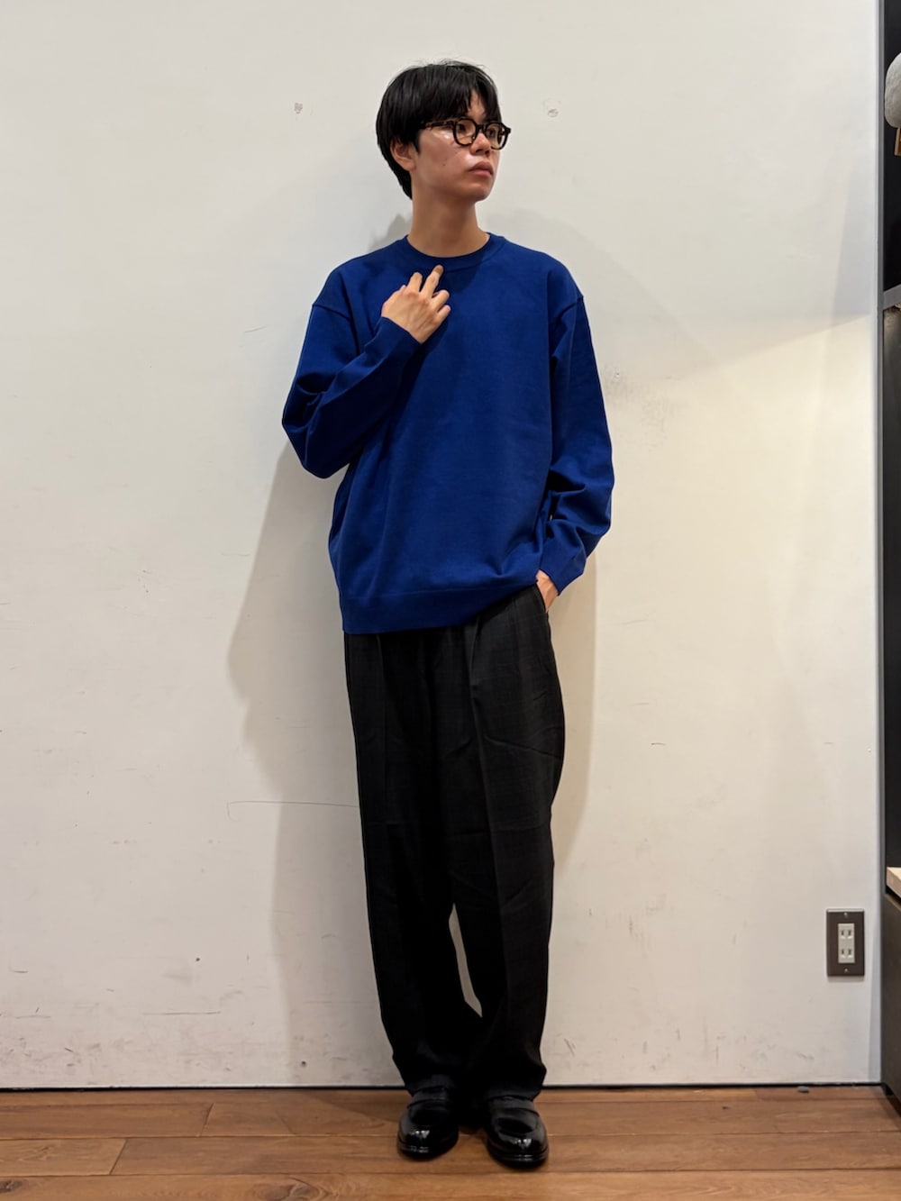 ブルー系のニット/セーター、その他のその他パンツ、ブラック系のドレスシューズを着用したメンズの秋コーディネートの2枚目の写真