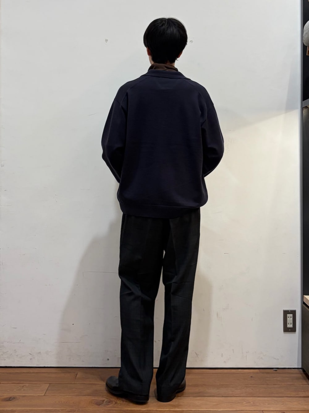 ブルー系のニット/セーター、その他のその他パンツ、ブラック系のドレスシューズを着用したメンズの秋コーディネートの3枚目の写真