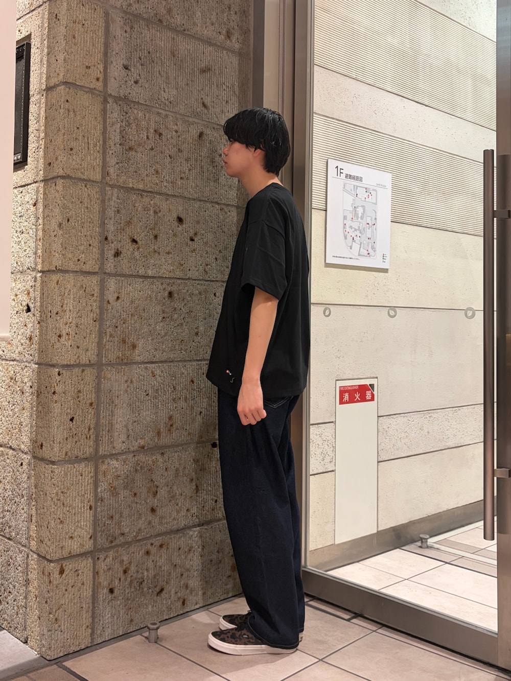 グリーン系のブルゾン、ブラック系のTシャツ/カットソー、ブルー系のデニムパンツを着用したメンズの春コーディネートの5枚目の写真