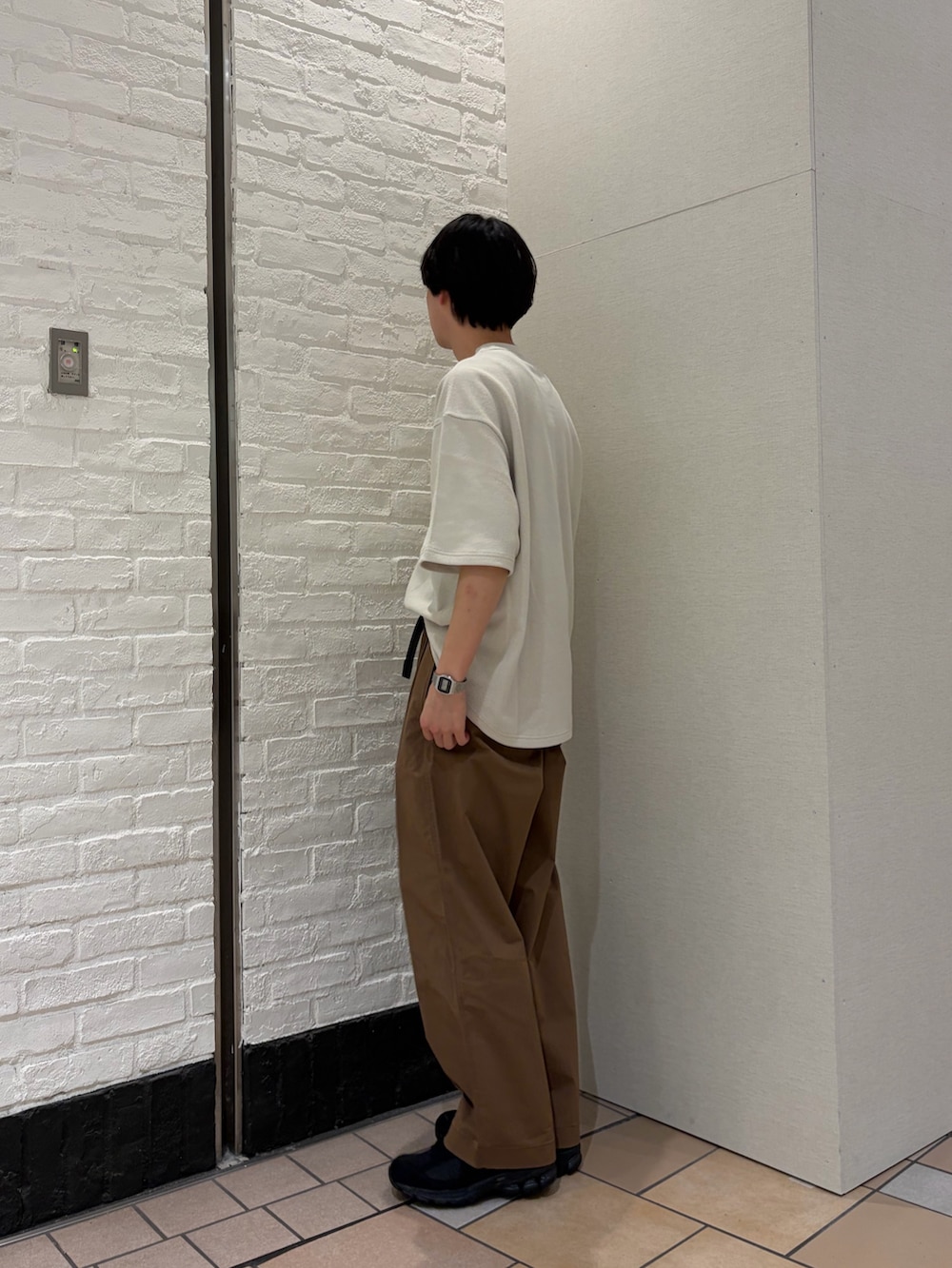 ホワイト系のTシャツ/カットソー、ブラウン系のその他パンツ、ブラック系のスニーカーを着用したメンズの春コーディネートの3枚目の写真