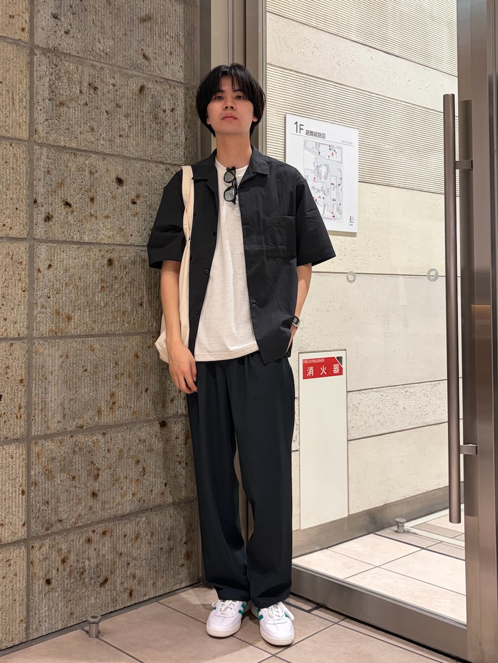 グレー系のTシャツ/カットソー、グレー系のシャツ/ブラウス、グレー系のその他パンツを着用したメンズの春コーディネートの3枚目の写真