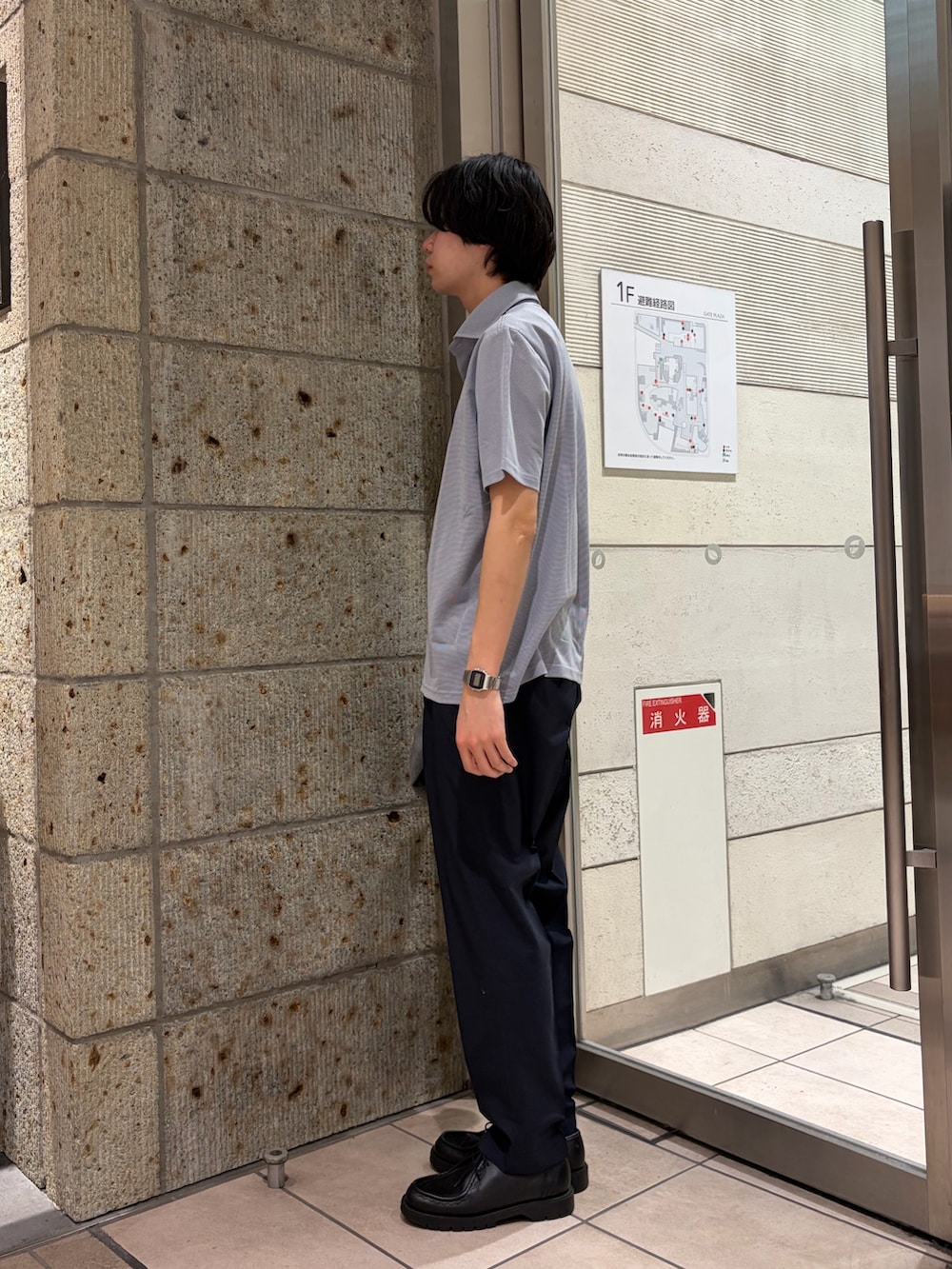 グレー系のシャツ/ブラウス、グレー系のその他アウター、ブルー系のスーツパンツを着用したメンズの春コーディネートの7枚目の写真