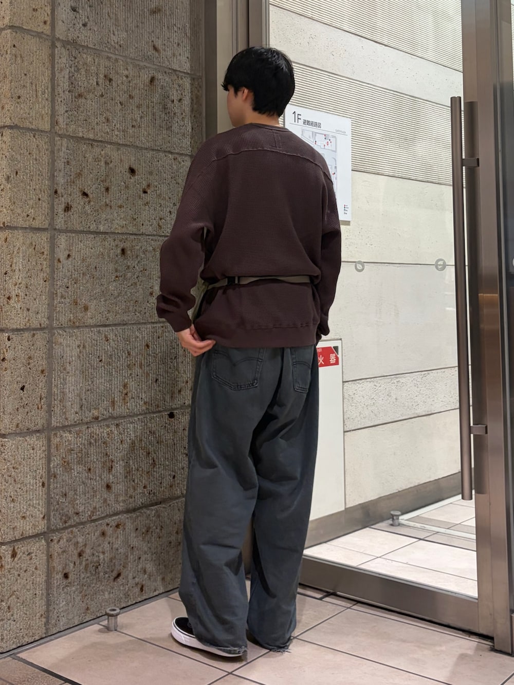 ブラウン系のTシャツ/カットソー、グリーン系のボディバッグ/ウエストポーチ、ブルー系のデニムパンツを着用したメンズの夏コーディネートの4枚目の写真
