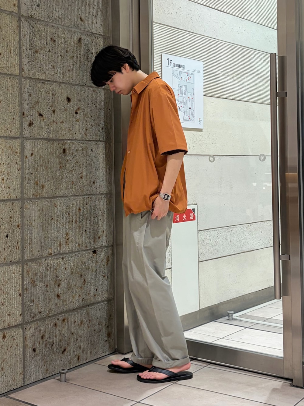 ブラウン系のカーディガン/ボレロ、ブラウン系のニット/セーター、ベージュ系のTシャツ/カットソーを着用したメンズの夏コーディネートの3枚目の写真