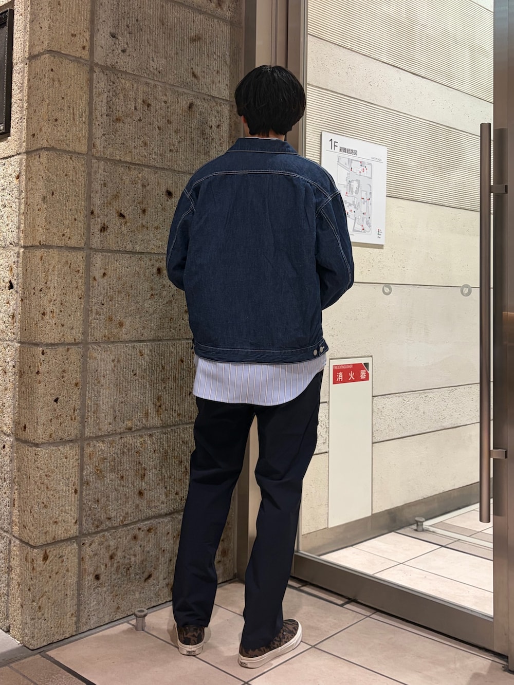 ブルー系のブルゾン、ブルー系のシャツ/ブラウス、ブルー系のその他パンツを着用したメンズの春コーディネートの4枚目の写真