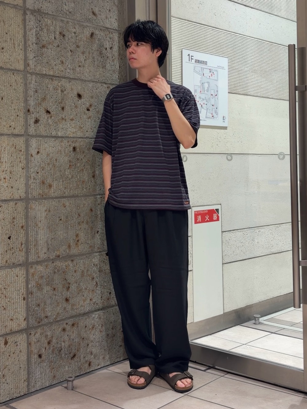 ブラック系のTシャツ/カットソー、ブラック系のその他パンツ、ブラウン系のサンダルを着用したメンズの夏コーディネートの2枚目の写真