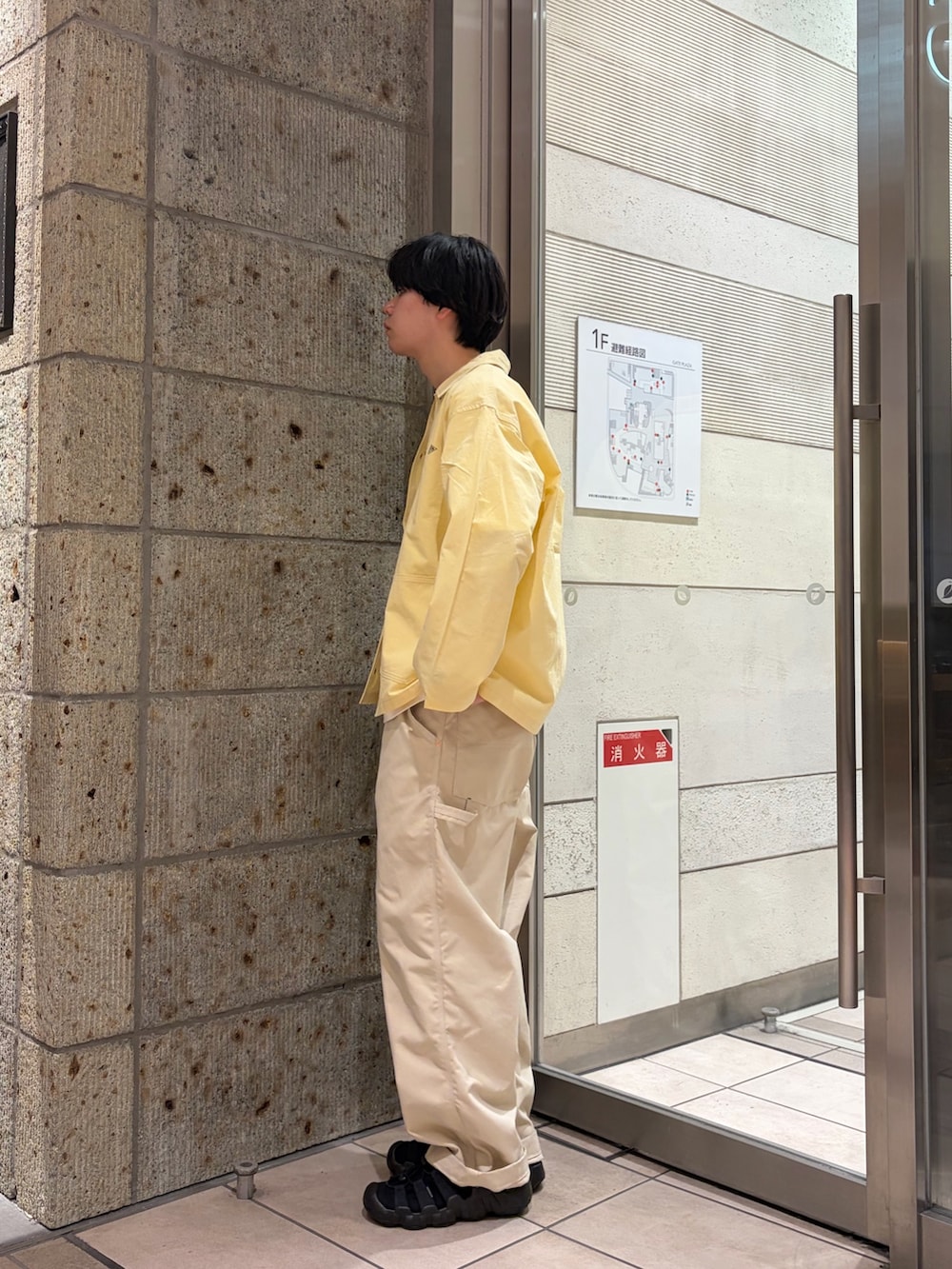 ホワイト系のTシャツ/カットソー、ホワイト系のその他パンツ、ブラック系のサンダルを着用したメンズの春コーディネートの4枚目の写真