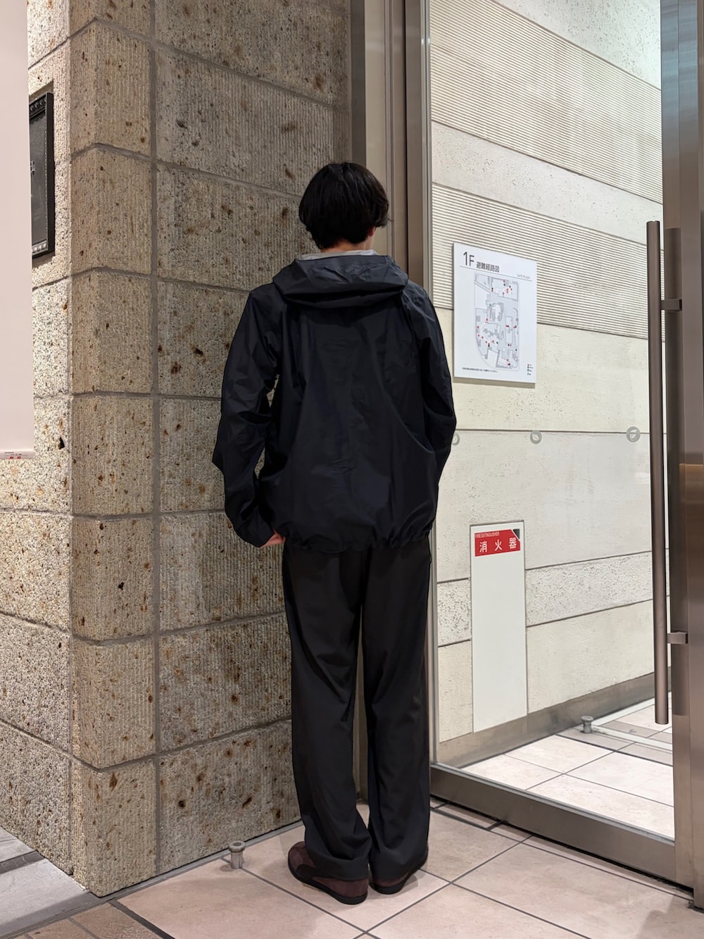 ブラック系のテーラードジャケット、ベージュ系のTシャツ/カットソー、ブラック系のその他パンツを着用したメンズの春コーディネートの4枚目の写真