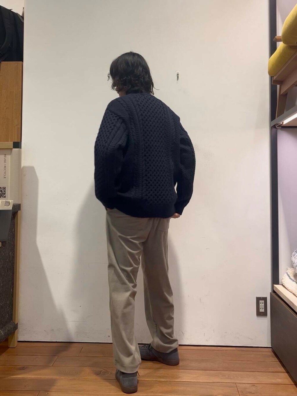 ブルー系のバックパック/リュック、ベージュ系のその他パンツ、ブラック系のテーラードジャケットを着用したメンズの冬コーディネートの5枚目の写真