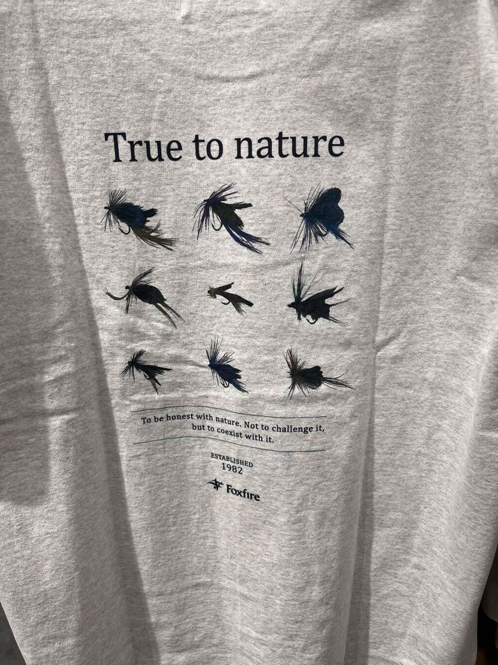 グリーン系のその他パンツ、グレー系のサンダル、グレー系のTシャツ/カットソーを着用したメンズの夏コーディネートの3枚目の写真