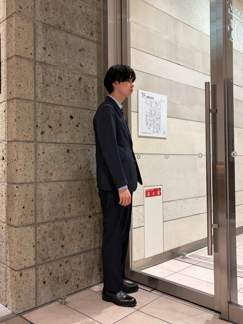 ブルー系のシャツ/ブラウス、ブルー系のネクタイ、ブルー系のスーツパンツを着用したメンズの春コーディネートの5枚目の写真