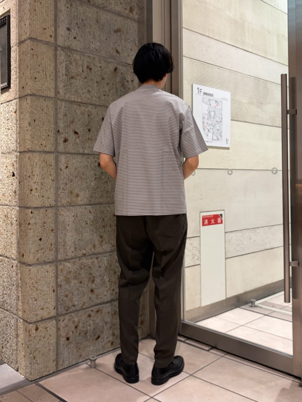 ブラウン系のその他アウター、グレー系のシャツ/ブラウス、ブラウン系のスーツパンツを着用したメンズの春コーディネートの8枚目の写真