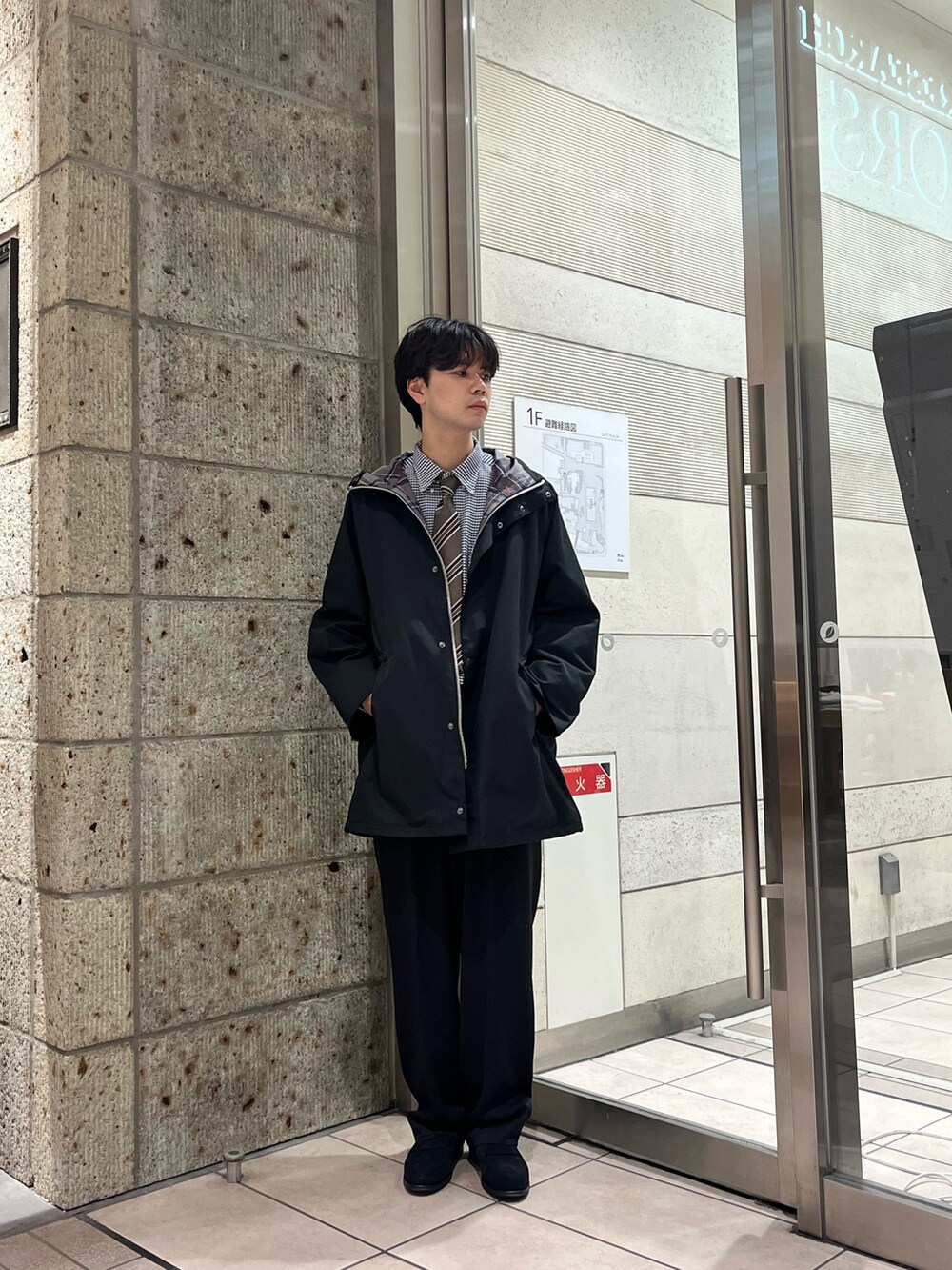 その他のシャツ/ブラウス、ブラック系のその他パンツ、ブラック系のドレスシューズを着用したメンズの秋コーディネートの2枚目の写真