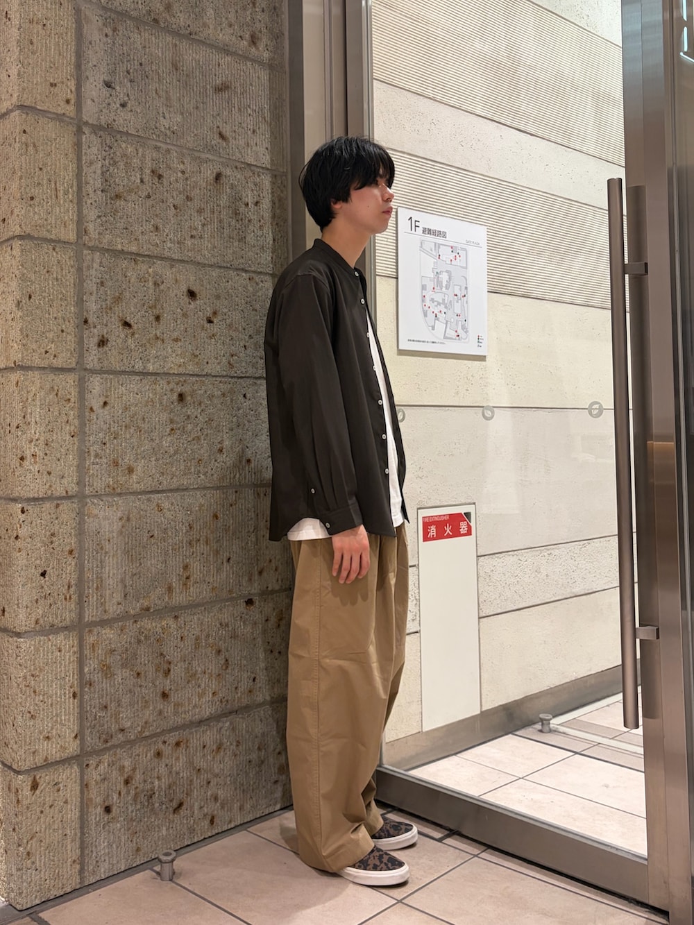 ベージュ系のその他パンツ、ホワイト系のTシャツ/カットソー、ブラウン系のシャツ/ブラウスを着用したメンズの春コーディネートの5枚目の写真